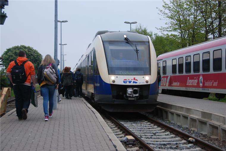 Ein Zug der EVB ist in Wremen mit einem Auto zusammengestoßen.
