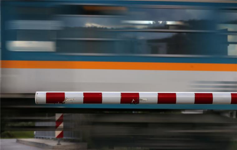 Zug kracht in Lkw - 12 Verletzte in Walsrode Ein Zug ist am Donnerstag in Walsrode mit einem Lkw zusammengestoßen.