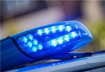 Ein Blaulicht ist auf dem Dach eines Polizeifahrzeugs zu sehen. In Bremen-Burglesum kollidierte ein Zug mit einem Pkw. Der 19-jährige Autofahrer starb, 150 Fahrgäste blieben unverletzt.