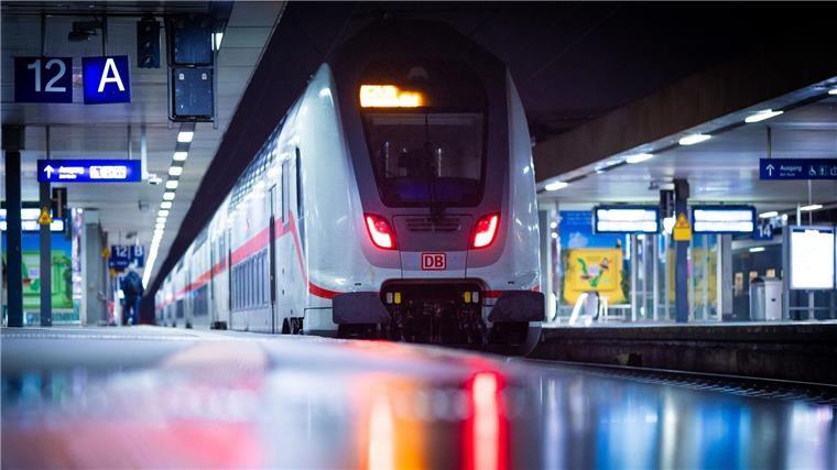 Lokführerstreik endet bei S-Bahn Hannover früher als gedacht Ein Zug steht im Hauptbahnhof Hannover am frühen Morgen an einem menschenleeren Bahnsteig.