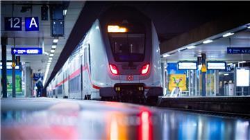 Ein Zug steht im Hauptbahnhof Hannover am frühen Morgen an einem menschenleeren Bahnsteig.