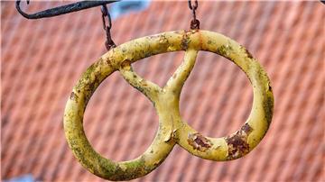 Ein Zunftzeichen (Brezel) des Bäckerhandwerkes ist zu sehen.