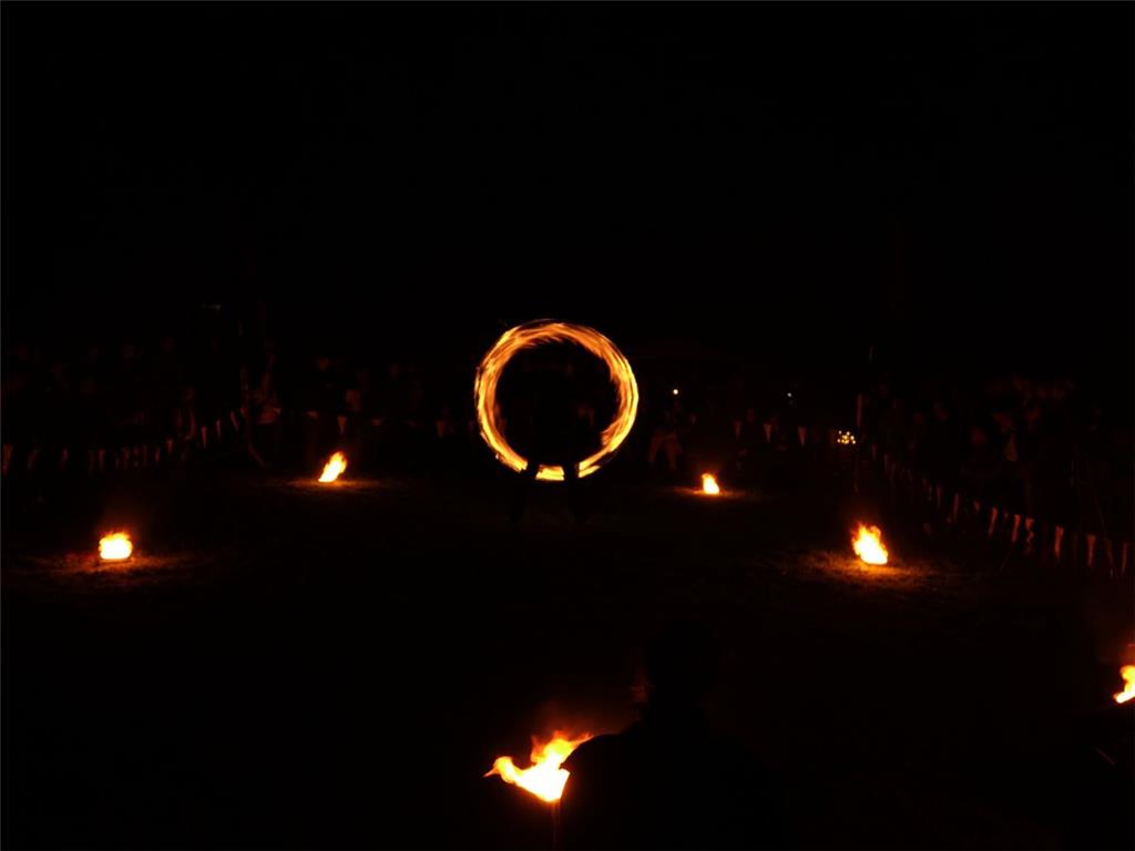Ein Zuschauermagnet. Die Feuershow auf dem Mittelaltermarkt. Foto Heins  