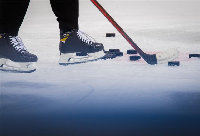 Bremerhaven: Eishockey Schnuppertraining für Kids am Samstag Schlittschuhe, Eishockeyschläger und Pucks liegen auf einer Eisfläche.