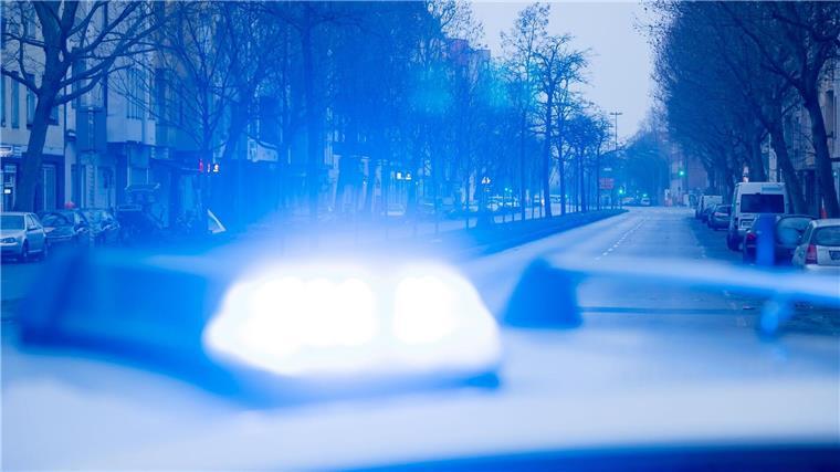 Zwei Einbrüche in Kirchengemeinde Ein Blaulicht leuchtet auf dem Dach eines Streifenwagens der Polizei.
