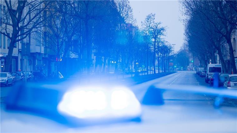 Familie trotz Kirchenasyl abgeschoben Ein Blaulicht leuchtet auf dem Dach eines Streifenwagens der Polizei.