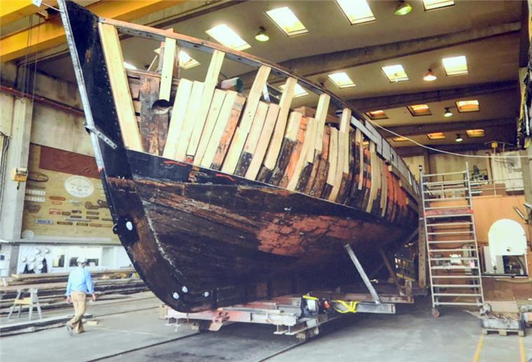 Bremerhaven: Bei der „Grönland“ ist Geduld gefragt Einblicke in die dänische Werft: Bootsmann Jürgen Schmidt stellt die Arbeiten an der „Grönland“ vor.