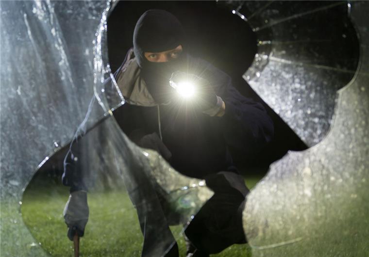 Einbrecher schlagen in Midlum zu Einbrecher haben in Midlum zugeschlagen.