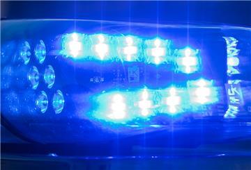 Das Blaulicht auf einem Fahrzeug der Polizei leuchtet in der Dunkelheit. 