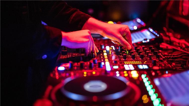 Großer Andrang bei U18-Partys ohne Alkohol in Lüneburg Ein DJ steht in einem Club am Mischpult.