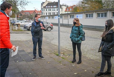 Eindrücke direkt aus dem Klassenzimmer: Luca Lennox Püchel, Rieke Klemm und Rojin Karakaya (von links) berichten Reporter Jens Gehrke aus dem Corona-Schulalltag.