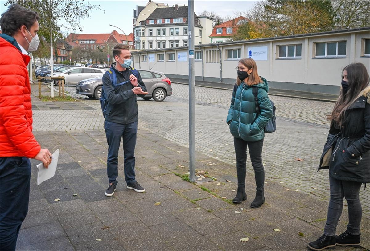 Eindrücke direkt aus dem Klassenzimmer: Luca Lennox Püchel, Rieke Klemm und Rojin Karakaya (von links) berichten Reporter Jens Gehrke aus dem Corona-Schulalltag.