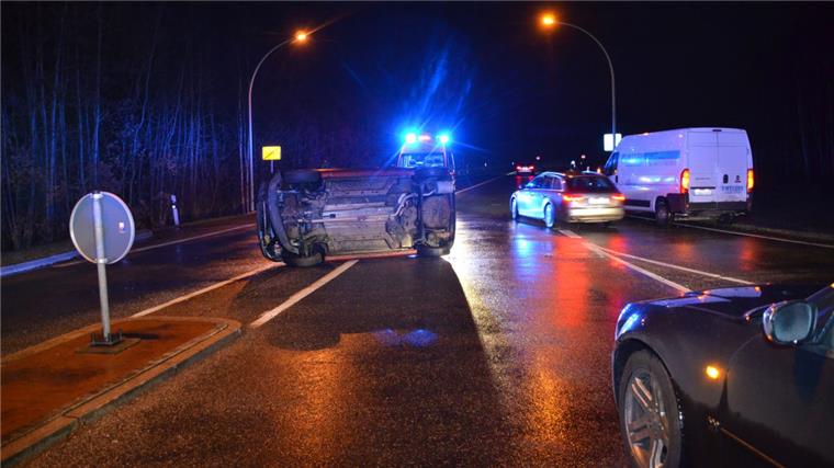 Unfall in Geestemünde: Auto landet auf der Seite Eine 21-jährige Autofahrerin hat am Dienstagmorgen in Geestemünde die Kontrolle über ihr Auto verloren.