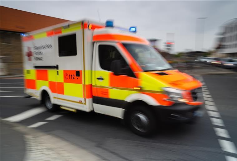 24-Jährige bei Unfall lebensgefährlich verletzt Eine 24-Jährige wurde am Sonntagabend bei einem Unfall in Cappel von einem Auto erfasst, von der Fahrbahn geschleudert und lebensgefährlich verletzt.