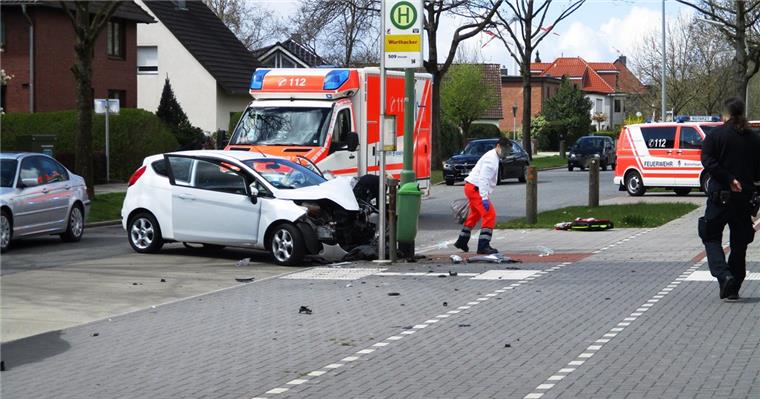 Eine 30-Jährige ist am Montagmittag in der Wurster Straße frontal gegen einen Laternenmast gefahren.