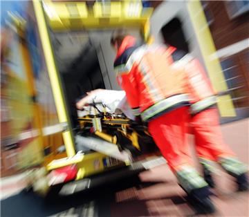 Eine 31-jährige Fußgängerin ist in Bremen von einer Tram erfasst und lebensgefährlich verletzt worden.