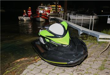 Eine 32 Jahre alte Frau und ihr 45 Jahre alter Begleiter schweben nach einem Jetski-Unfall auf der Elbe noch immer in Lebensgefahr. 