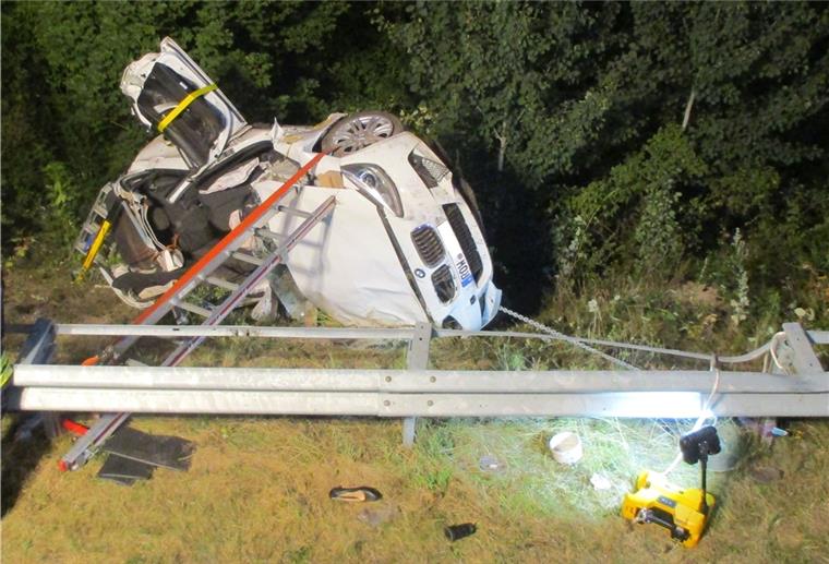 Auto schleudert durch die Luft: Fahrerin auf der A 26 schwer verletzt Eine 35-jährige Autofahrerin ist mit ihrem BMW in der Nacht zu Samstag von der Fahrbahn abgekommen, gegen eine Leitplanke geprallt und durch die Luft geschleudert. Sie wurde schwer verletzt.