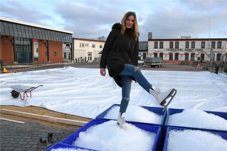 Gratis-Schlittschuhbahn entsteht im Schaufenster Fischereihafen Eine 400 Quadratmeter große Open-air-Natureisbahn entsteht zurzeit auf dem Marktplatz im Schaufenster Fischereihafen in Bremerhaven. Pauline von Zelewski hat für das Spektakel bereits ihre Schlittschuhe aus dem Keller geholt.