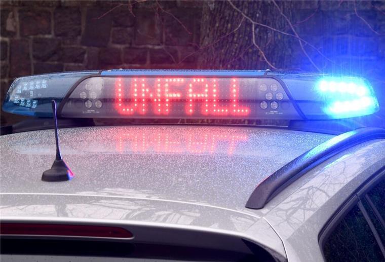 Das Blaulicht auf einem Fahrzeug der Polizei leuchtet in der Dunkelheit,