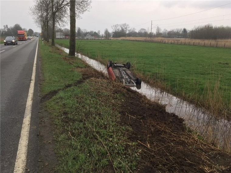Verkehrsunfall in der Wesermarsch: Ersthelfer retten 54-Jährige aus Elsfleth Eine 54-jährige Autofahrerin aus Elsfleth ist am Samstagnachmittag auf der B212 im Graben gelandet.