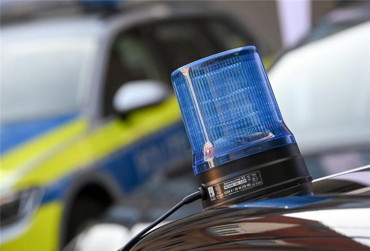 Bremerhaven: Zweiradfahrer bei Unfällen auf Hafenstraße verletzt Ein Blaulicht ist auf dem Dach eines Einsatzfahrzeuges der Polizei zu sehen.