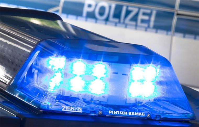 Eine 63-jährige Frau hat sich in Geestemünde mit einem Sprung vor einem Unfall gerettet.