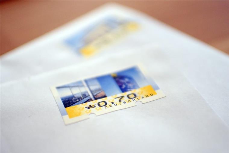 Post darf das Briefporto nicht erhöhen Eine 70-Briefmarke auf einem Briefumschlag.