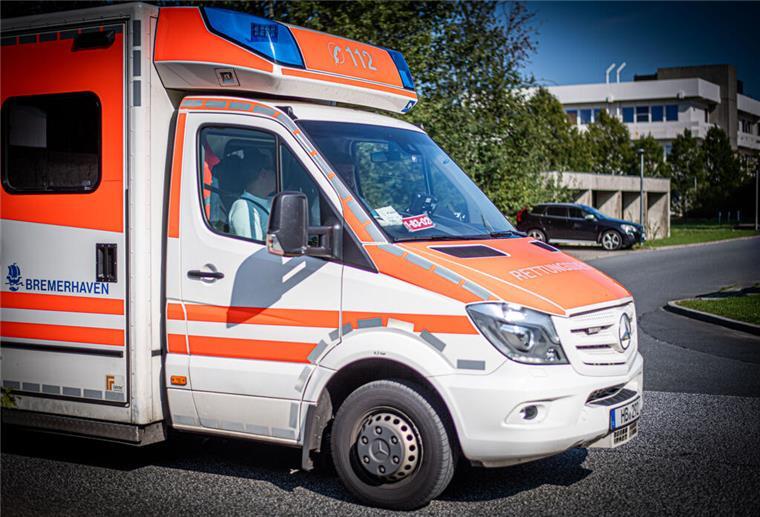 Sie überquerte bei Grün die Kreuzung: Auto erfasst 70-Jährige in Bremerhaven Ein Krankenwagen der Feuerwehr Bremerhaven.