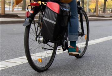 Eine Radfahrerin
