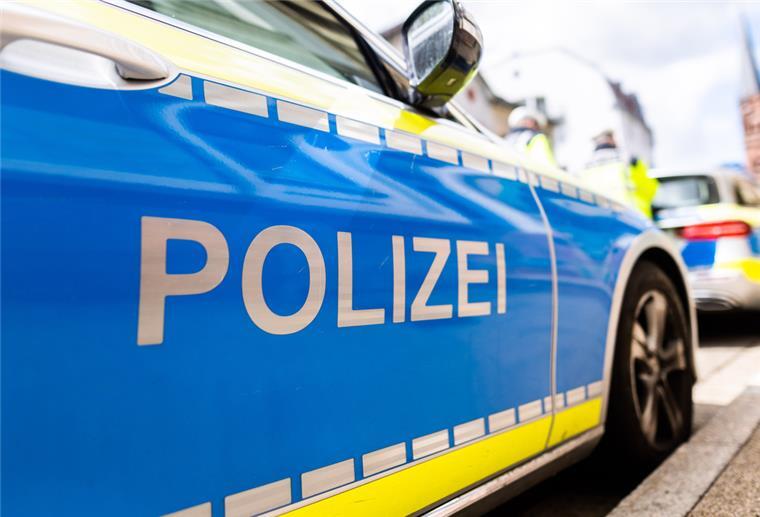 Cuxland: 68-jährige Fahrradfahrerin in Loxstedt schwer verletzt Zwei Einsatzfahrzeuge der Polizei stehen am Straßenrand