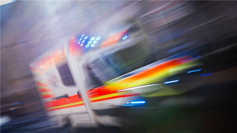 Auto überschlägt sich: 81-Jährige lebensgefährlich verletzt Eine 81-Jährige hat sich mit ihrem Auto überschlagen und ist dabei lebensgefährlich verletzt worden. (Symbolbild)
