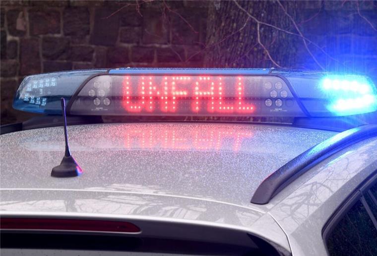 Stotel: 86-Jährige streift beim Überholen Lkw - Zeugen gesucht Die Leuchtschrift "Unfall" auf dem Dach eines Polizeiwagens.