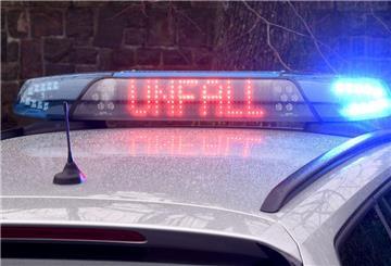 Die Leuchtschrift "Unfall" auf dem Dach eines Polizeiwagens.