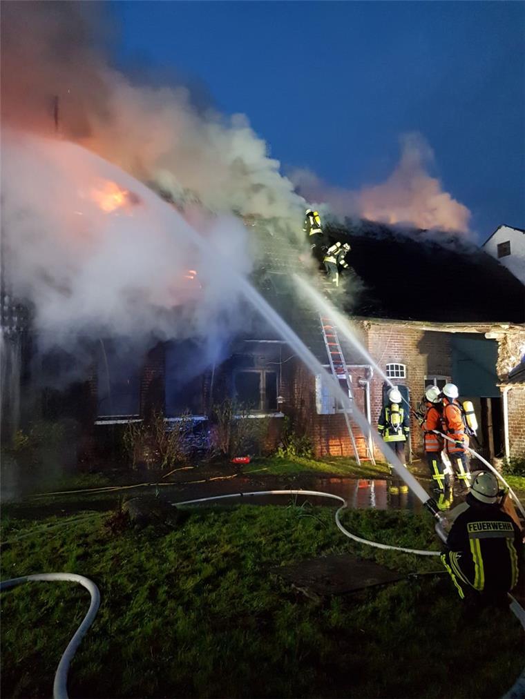 Tödlicher Brand in Loxstedt: Einsatzkräfte kämpfen stundenlang gegen Flammen Eine 86-jährige Frau kam bei einem folgenschweren Brand in Hahnenknoop in der Gemeinde Loxstedt ums Leben.