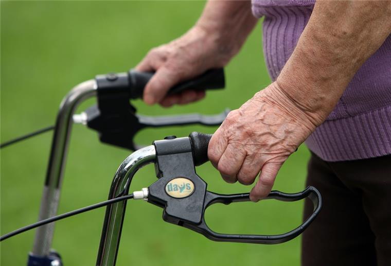 Mann will 96-jährige Bremerin ausrauben, doch die wehrt sich Eine 96-jährige Bremerin mit Rollator ist gestern Opfer eines Handtaschendiebs geworden. Allerdings hatte der Mann keinen Erfolg.