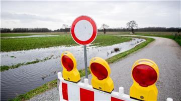 Eine Absperrbake steht in der Huntemarsch auf einem Feldweg.