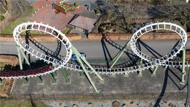 Freizeitparks im Norden starten in Saison Eine Achterbahn im Heide-Park fährt bei einem Probelauf: In der Saison kommen durchschnittlich 1,5 Millionen Gäste in das Resort. (Archivbild)