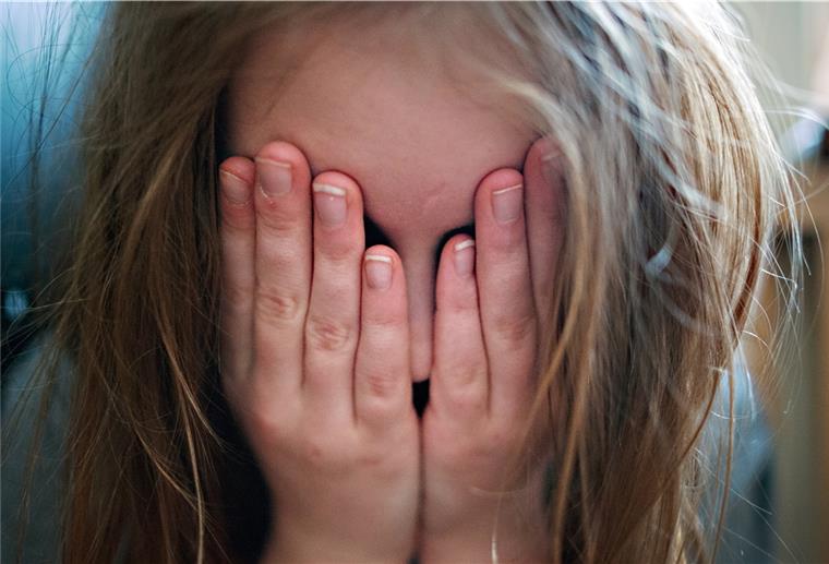Corona belastet vor allem Kinder aus armen Familien Eine aktuelle Studie zeigt, das Kinder und Jugendliche aus armen Familien von den Einschränkungen der Corona-Pandemie besonders hart betroffen sind.