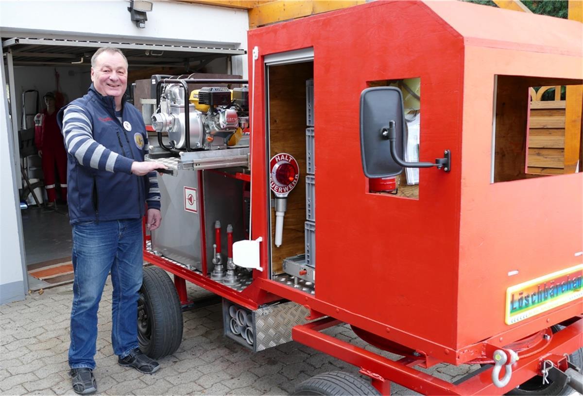 Eine alte Kutsche bildet die Basis: Kinderfeuerwehrwart Thorsten Bechtloff präsentiert das Miniatur-Löschfahrzeug, das für die Loxstedter Löschbärchen entsteht. 