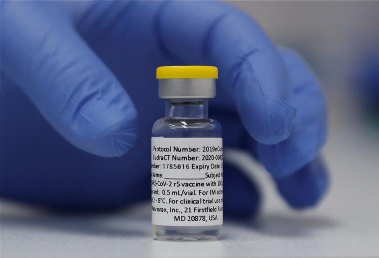 Anmeldung für Novavax in Bremerhaven ab Mittwoch möglich Eine Ampulle mit dem Corona-Impfstoff von Novavax steht auf einem Tisch bereit. Die Ständige Impfkommission (Stiko) spricht sich für den Einsatz des Corona-Impfstoffs von Novavax für Menschen ab 18 aus. Foto: Alastair Grant/AP/dpa