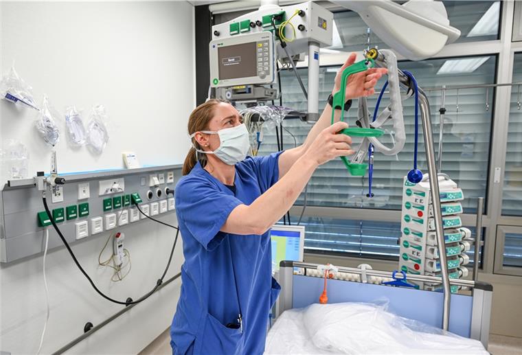 Liveticker Coronavirus (25. März): Auch zweiter Test bei Kanzlerin Merkel negativ Eine Anästhesistin richtet in Ulm ein Intesivbett für einen Coronapatienten ein.