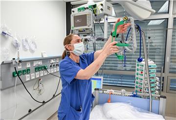 Eine Anästhesistin richtet in Ulm ein Intesivbett für einen Coronapatienten ein.