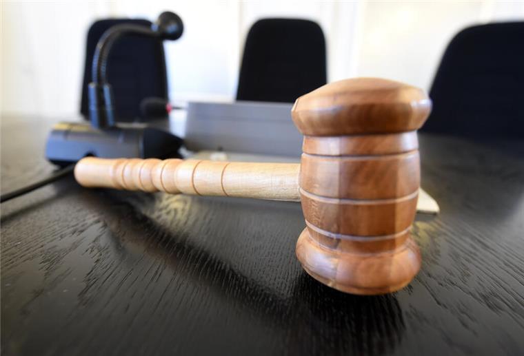 Falsche Ärztin aus Hagen steht vor Gericht: Was ihr jetzt vorgeworfen wird Auf der Richterbank im Schwurgerichtssaal im Schwurgerichtssaal im Landgericht Karlsruhe (Baden-Württemberg) liegt am 02.09.2014 ein Richterhammer aus Holz.