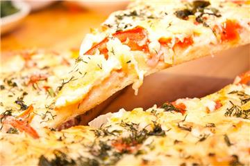 Eine angebrannte Pizza (Symbolfoto) hat in Geestemünde für einen Feuerwehreinsatz gesorgt.