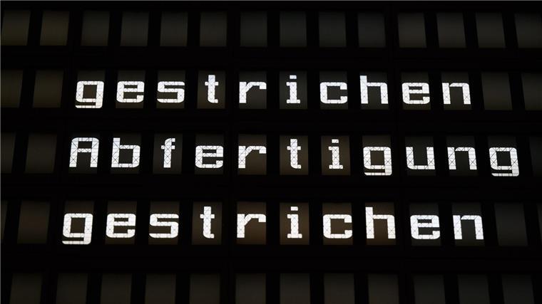Warnstreik an Flughäfen Hannover und Bremen am Donnerstag Eine Anzeigetafel im Flughafen Hannover informiert über ausgefallene Flugverbindungen.