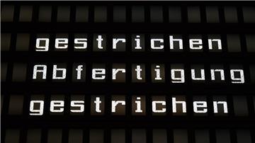 Eine Anzeigetafel im Flughafen Hannover informiert über ausgefallene Flugverbindungen.