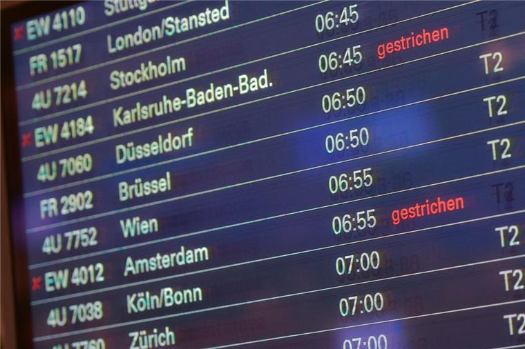 Flugbegleiter von Eurowings streiken in Hamburg Eine Anzeigetafel informiert am Dienstagmorgen in Hamburg auf dem Helmut-Schmidt-Flughafen über gestrichene Flüge der Fluggesellschaft Eurowings.