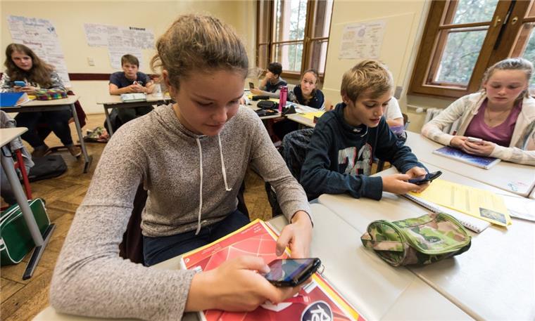 Eine Arbeitsgruppe, der Schüler, Lehrer und Eltern angehören, ist aktuell dabei, ein neues Medienkonzept zu erarbeiten. Wenn alles nach Plan läuft, könnten Smartphones und Tablets mit Beginn des Schuljahres 2019/2020 zum festen Bestandteil des Unterrichts werden.