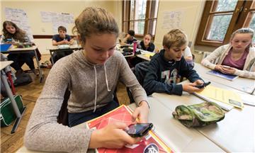 Eine Arbeitsgruppe, der Schüler, Lehrer und Eltern angehören, ist aktuell dabei, ein neues Medienkonzept zu erarbeiten. Wenn alles nach Plan läuft, könnten Smartphones und Tablets mit Beginn des Schuljahres 2019/2020 zum festen Bestandteil des Unterrichts werden.